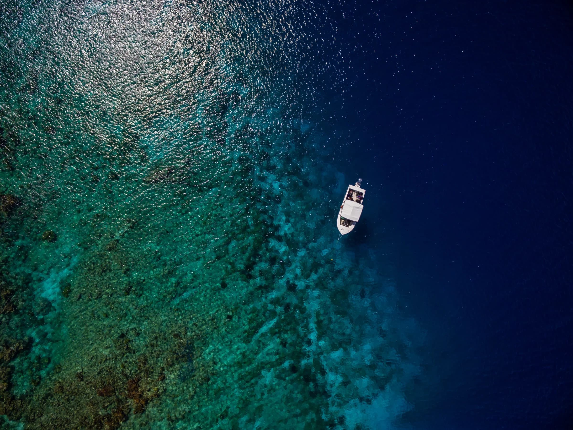 Embarcação navegando em mar azul